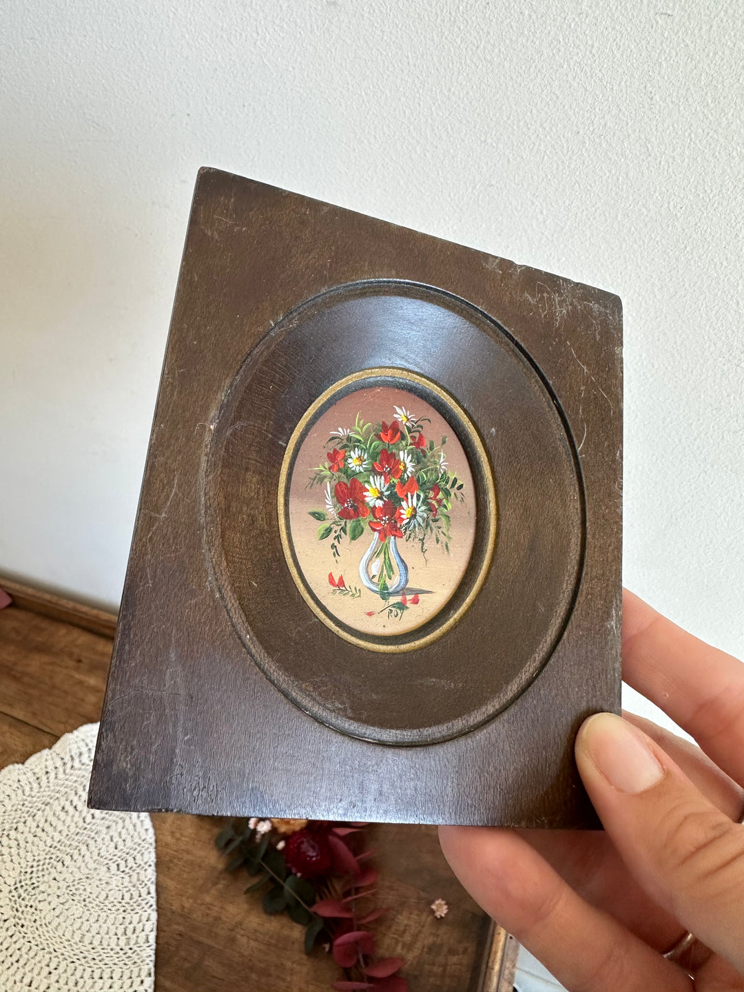 Peinture taille mini signée bouquet de fleurs dans cadre en bois années 30