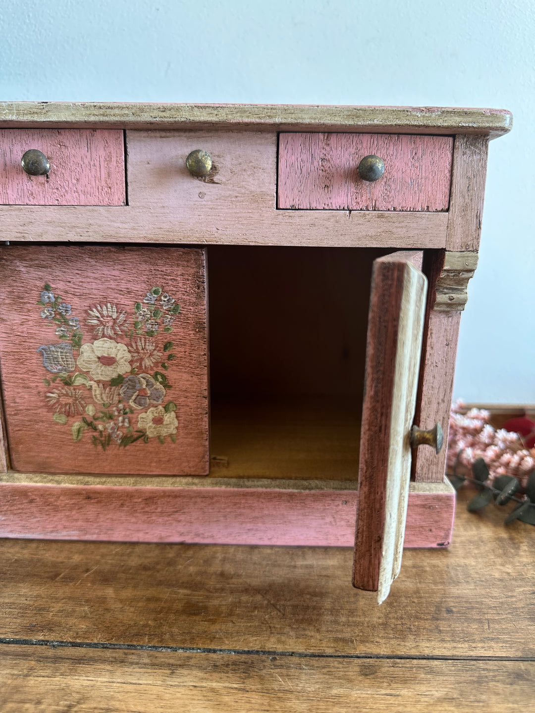 Coffre en bois artisanal peint en rose décoré de fleurs blanches