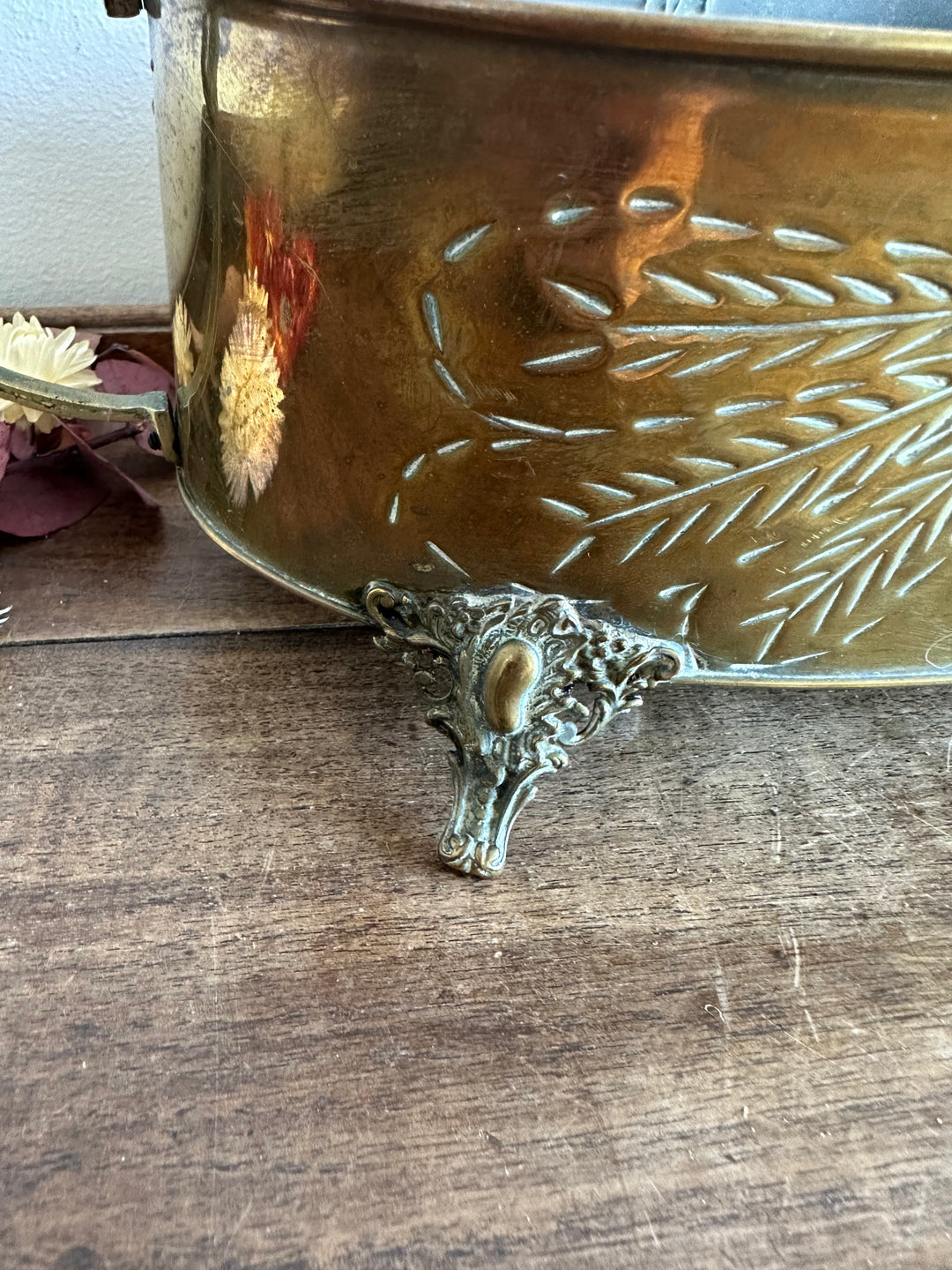 Jardinière en cuivre et laiton gravée sur pieds sculptés