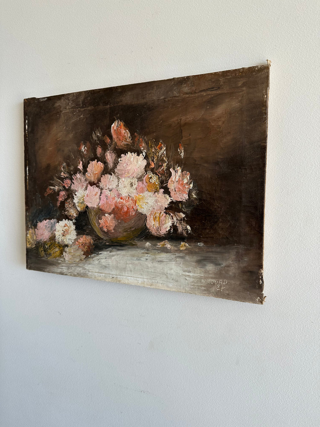 Peinture à l'huile sur toile signée, fond sombre fleurs roses
