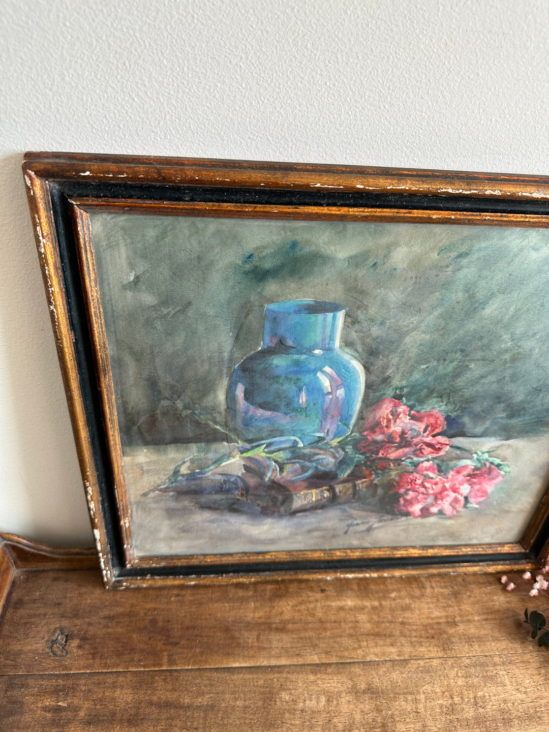 Peinture fleurs roses sur fond bleu cadre en bois bleu et or