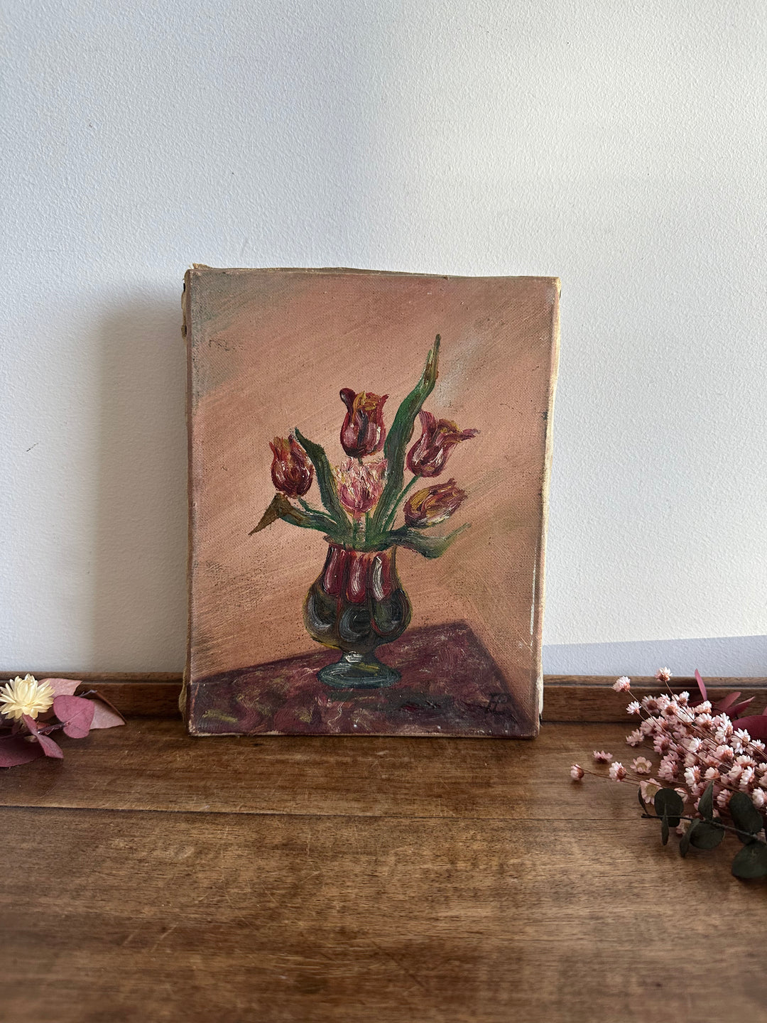 Bouquet de tulipes roses et rouges dans un vase sur fond vieux rose