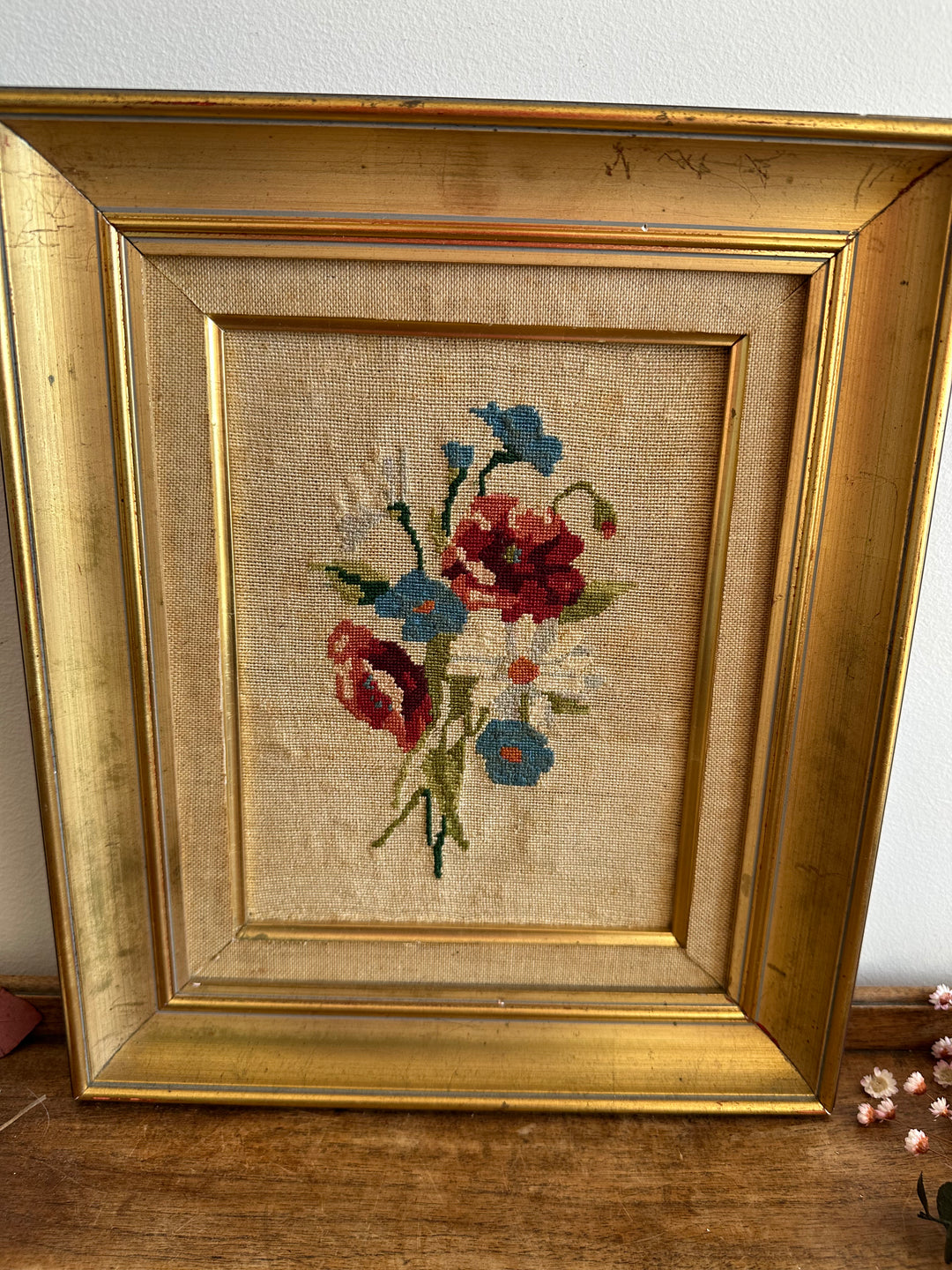 Broderie fleurs roses et bleues dans cadre doré début XX ème