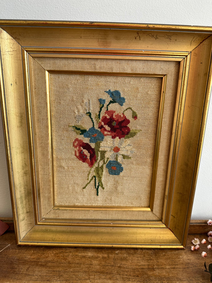 Broderie fleurs roses et bleues dans cadre doré début XX ème