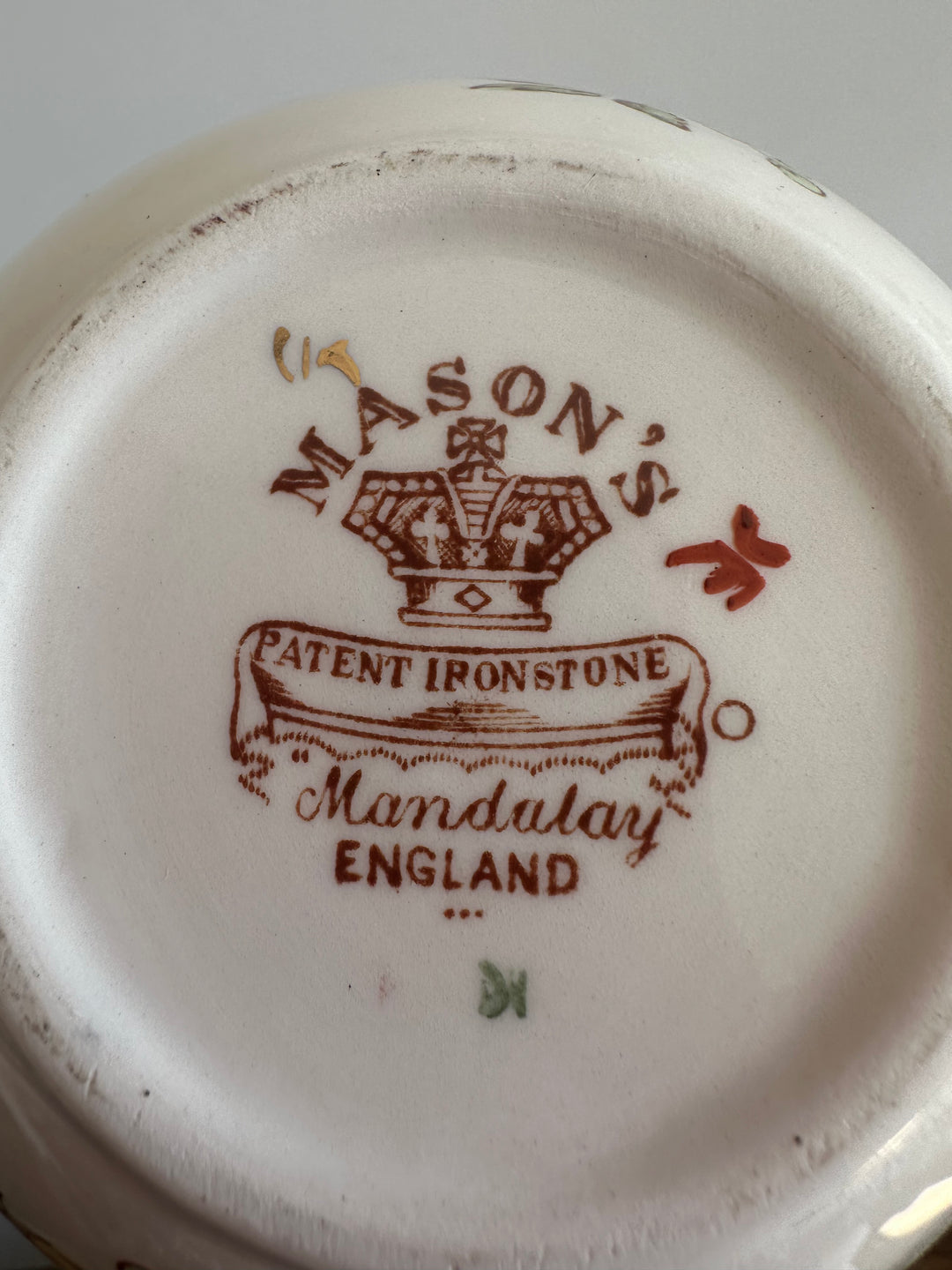 Pot en porcelaine peinte avec couvercle Made in England