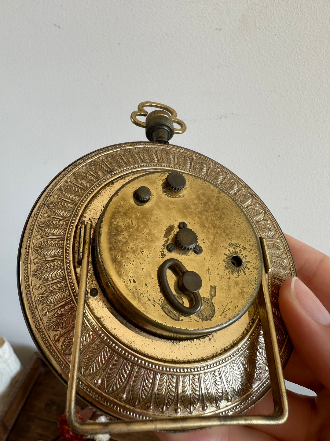 Réveil matin sur pied Europa en métal doré