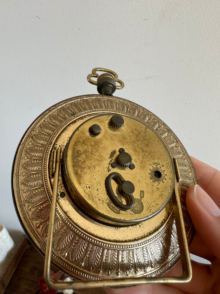 Réveil matin sur pied Europa en métal doré