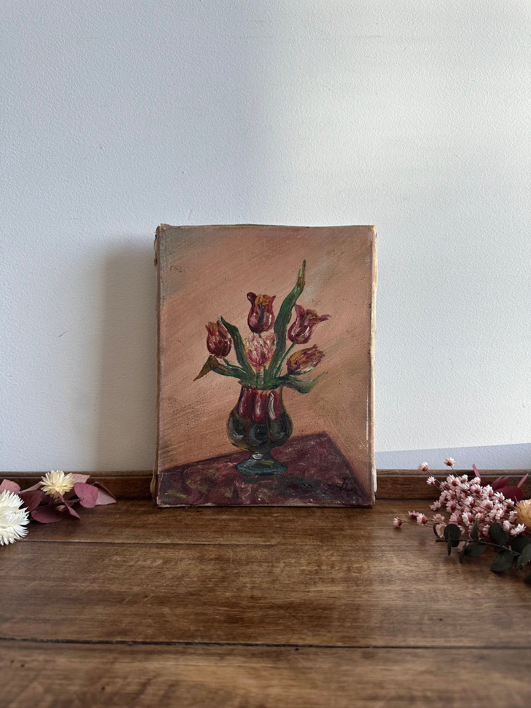 Bouquet de tulipes roses et rouges dans un vase sur fond vieux rose