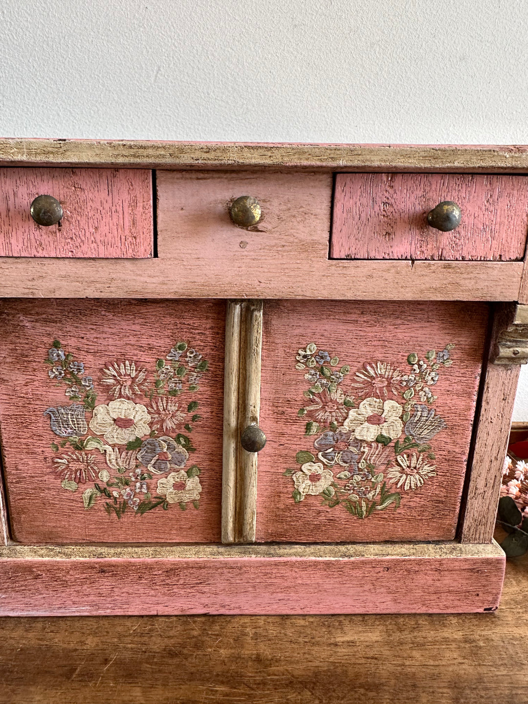 Coffre en bois artisanal peint en rose décoré de fleurs blanches