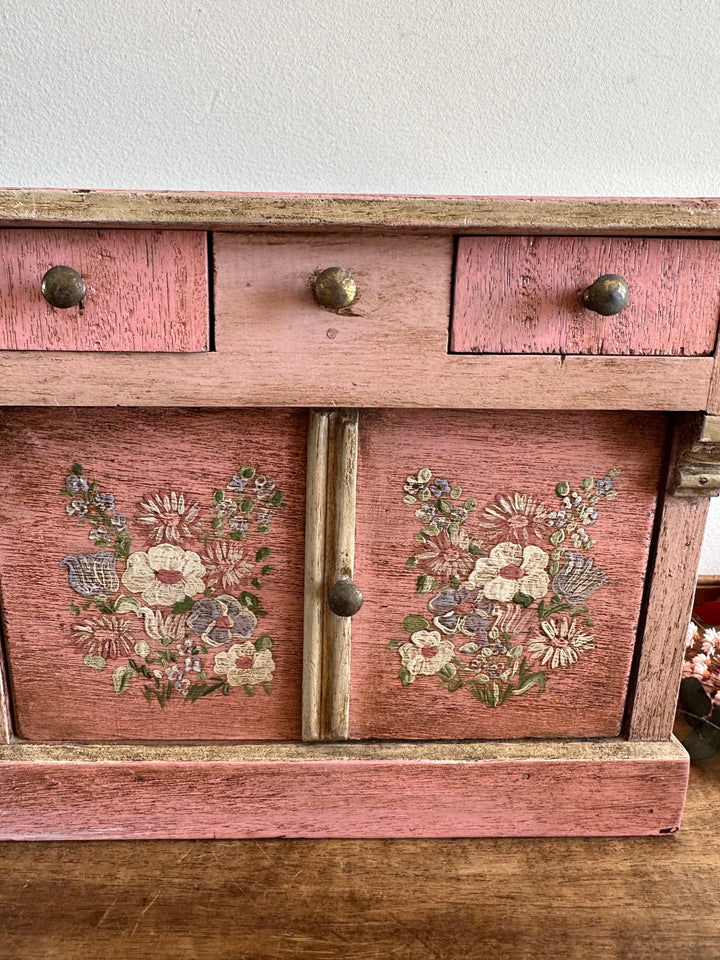 Coffre en bois artisanal peint en rose décoré de fleurs blanches