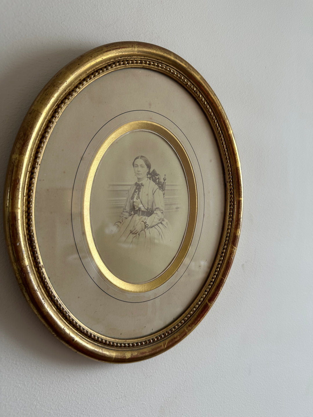 Portrait jeune femme assise dans son cadre doré à la feuille d'or.