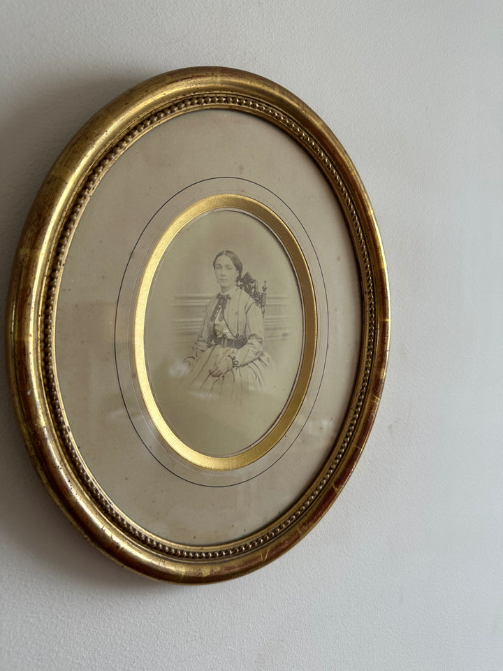 Portrait jeune femme assise dans son cadre doré à la feuille d'or.