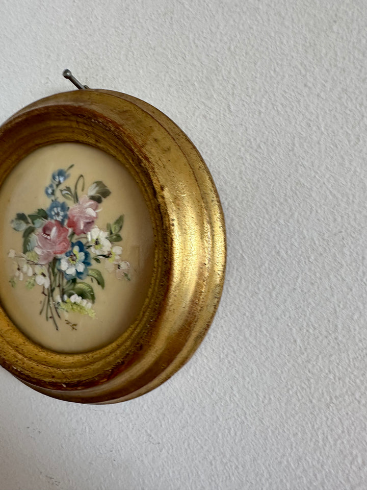 Peinture signée sur porcelaine émaillée dans son cadre doré à la feuille en bois