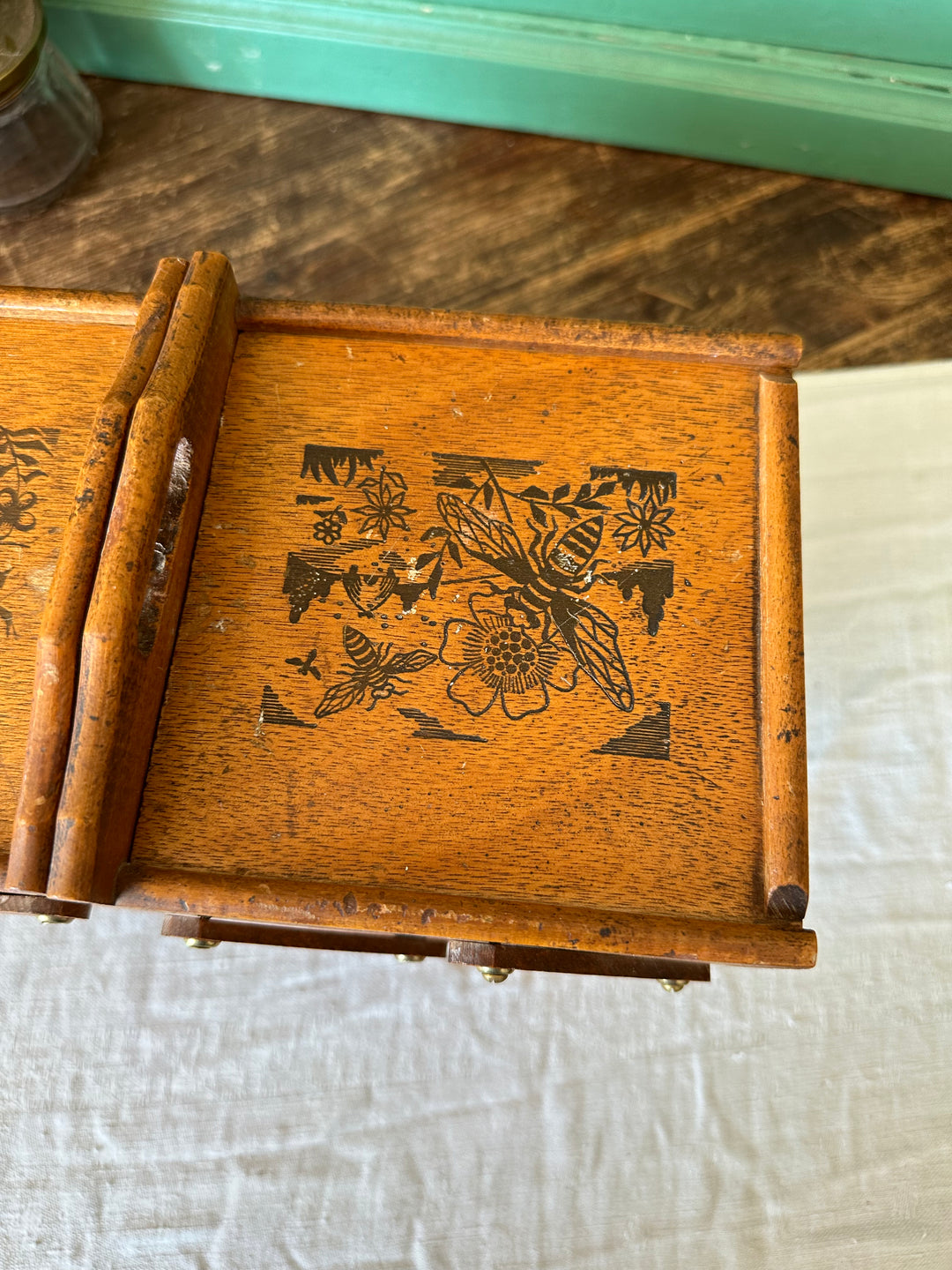 Travailleuse de table en bois avec gravures décoratives