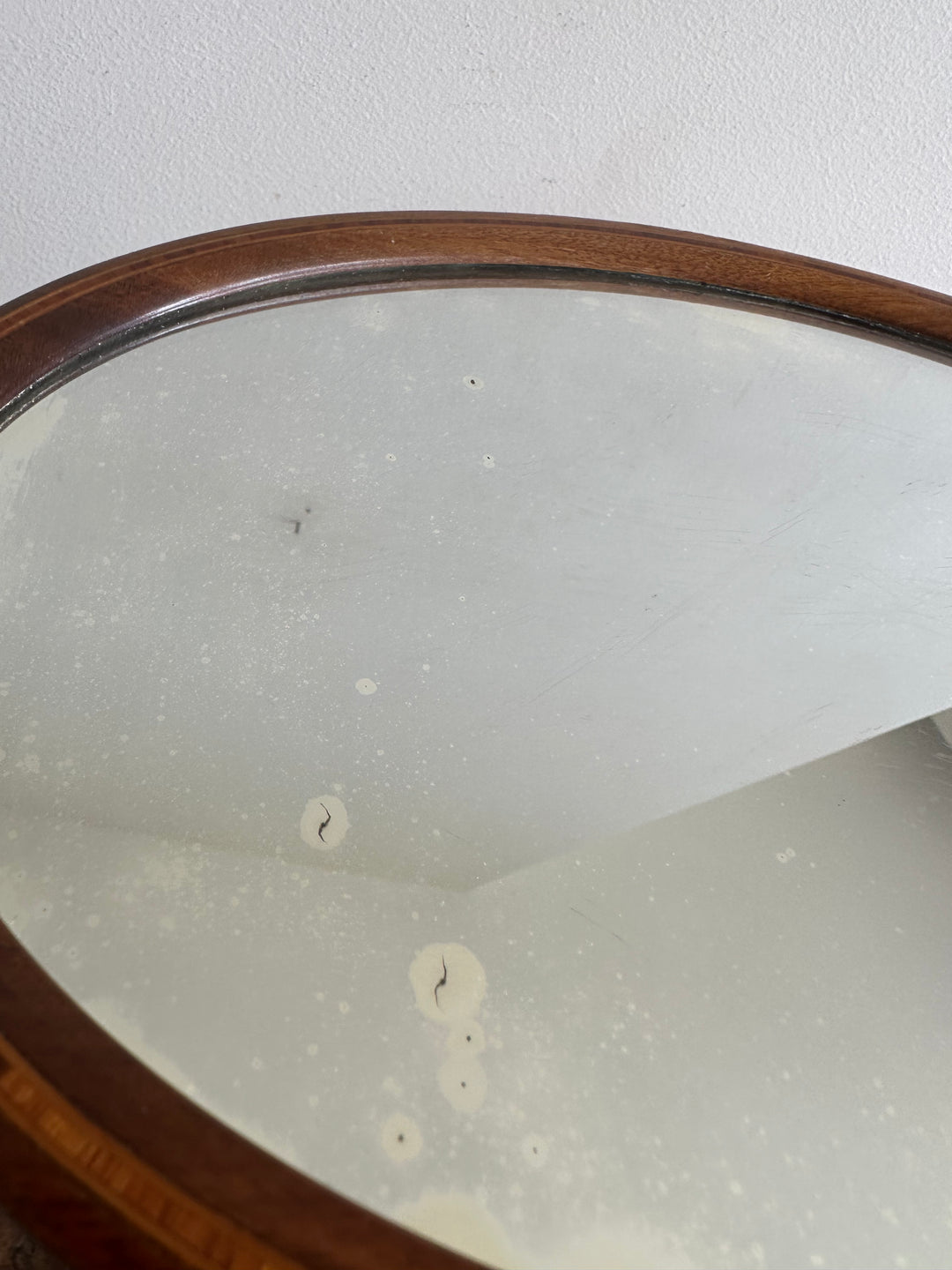 Plateau miroir ovale en bois avec anses en laiton travaillé