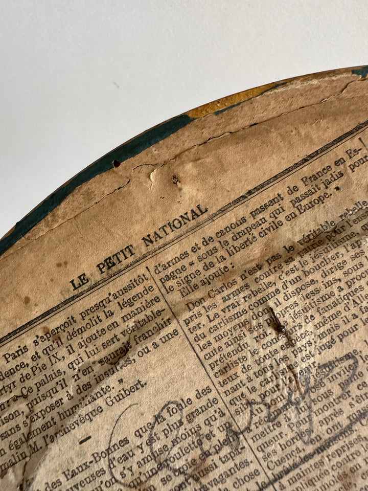 Portrait jeune femme assise dans son cadre doré à la feuille d'or.