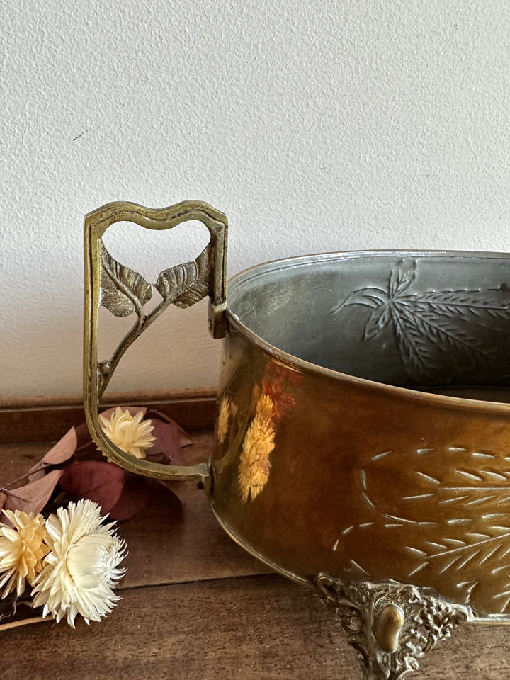 Jardinière en cuivre et laiton gravée sur pieds sculptés