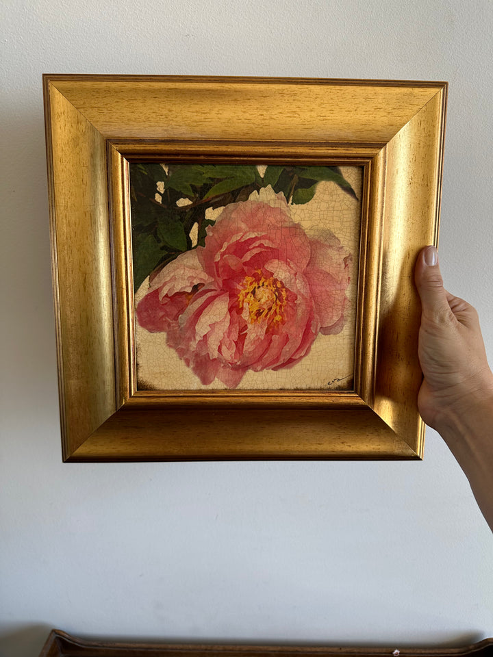 Toile marouflée sur bois représentant une rose dans son cadre épais doré