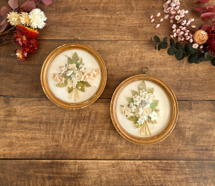 Fleurs en tissu sous verre bombé fond blanc cadre en bois doré