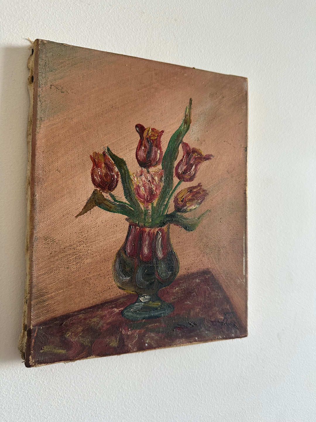 Bouquet de tulipes roses et rouges dans un vase sur fond vieux rose