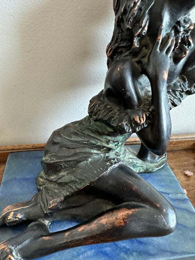 Statuette en bronze sur socle en marbre bleu