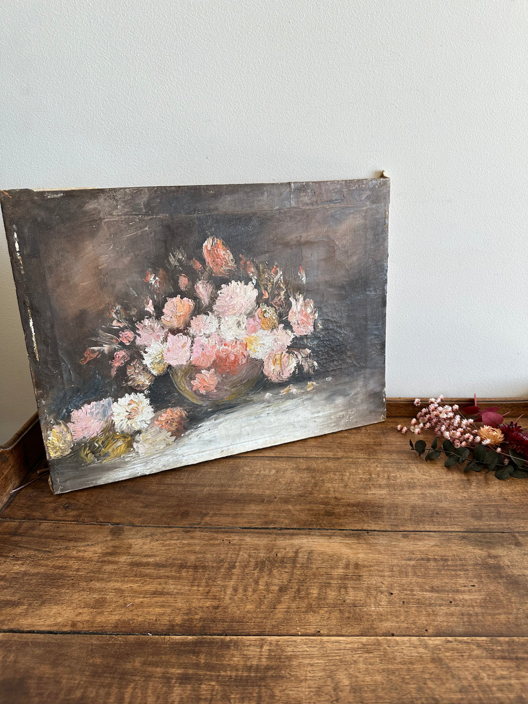 Peinture à l'huile sur toile signée, fond sombre fleurs roses