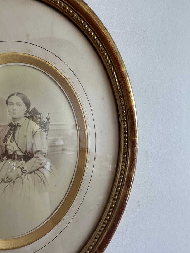 Portrait jeune femme assise dans son cadre doré à la feuille d'or.