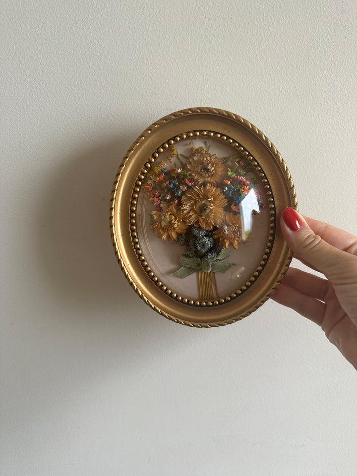 Bouquet de fleurs séchées encadré sous verre bombé