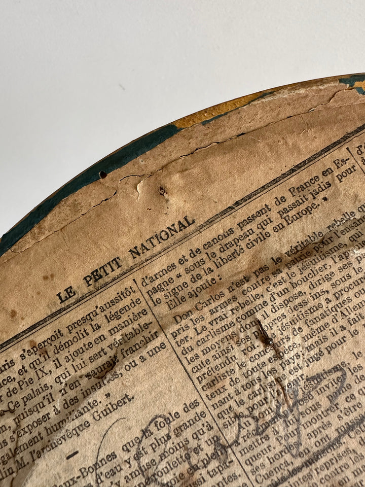 Portrait jeune femme assise dans son cadre doré à la feuille d'or.