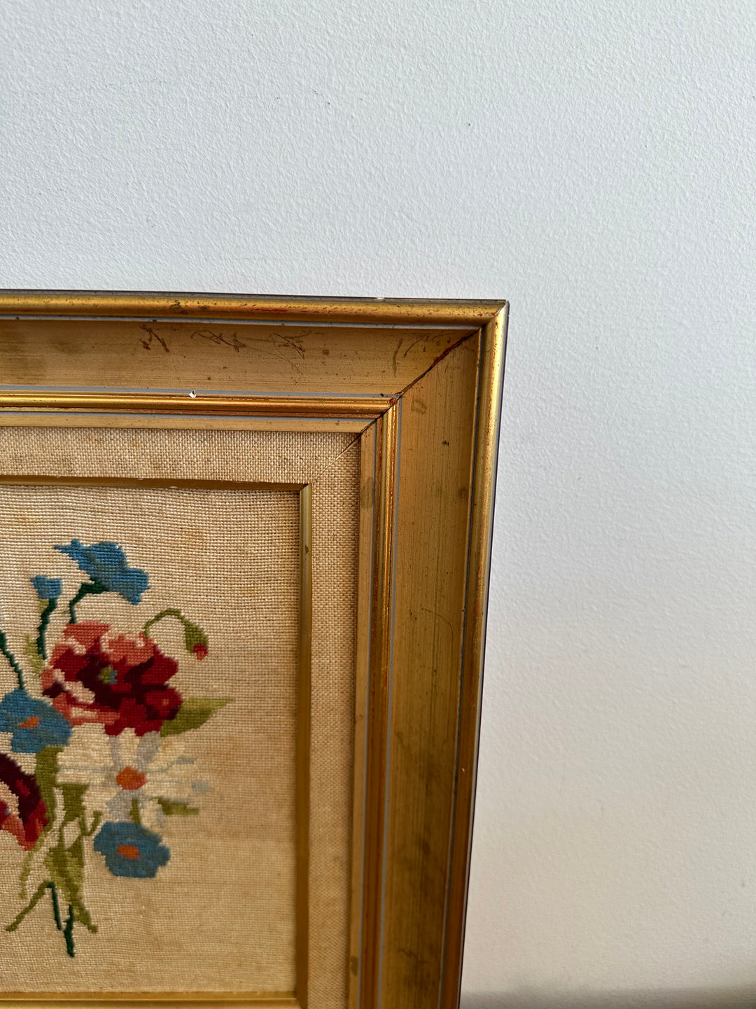 Broderie fleurs roses et bleues dans cadre doré début XX ème