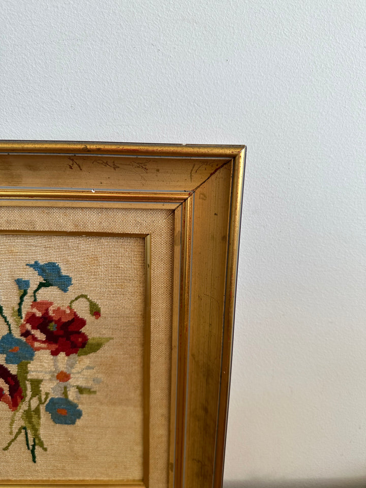Broderie fleurs roses et bleues dans cadre doré début XX ème
