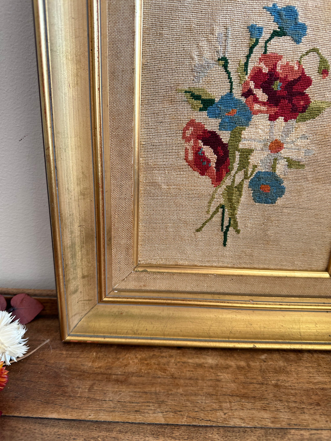 Broderie fleurs roses et bleues dans cadre doré début XX ème