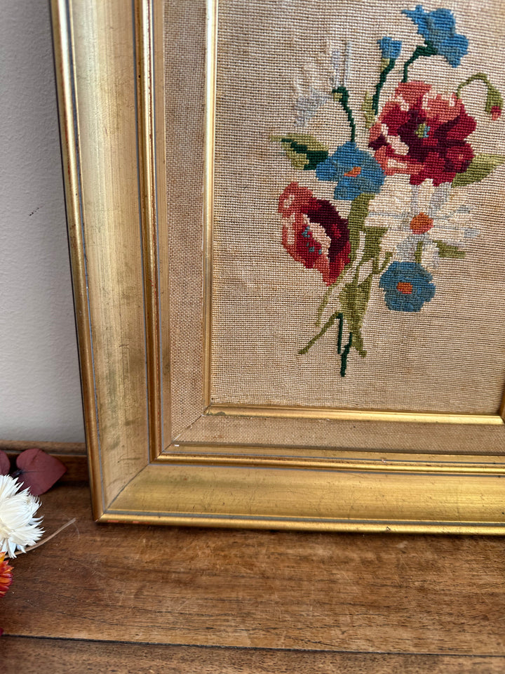 Broderie fleurs roses et bleues dans cadre doré début XX ème