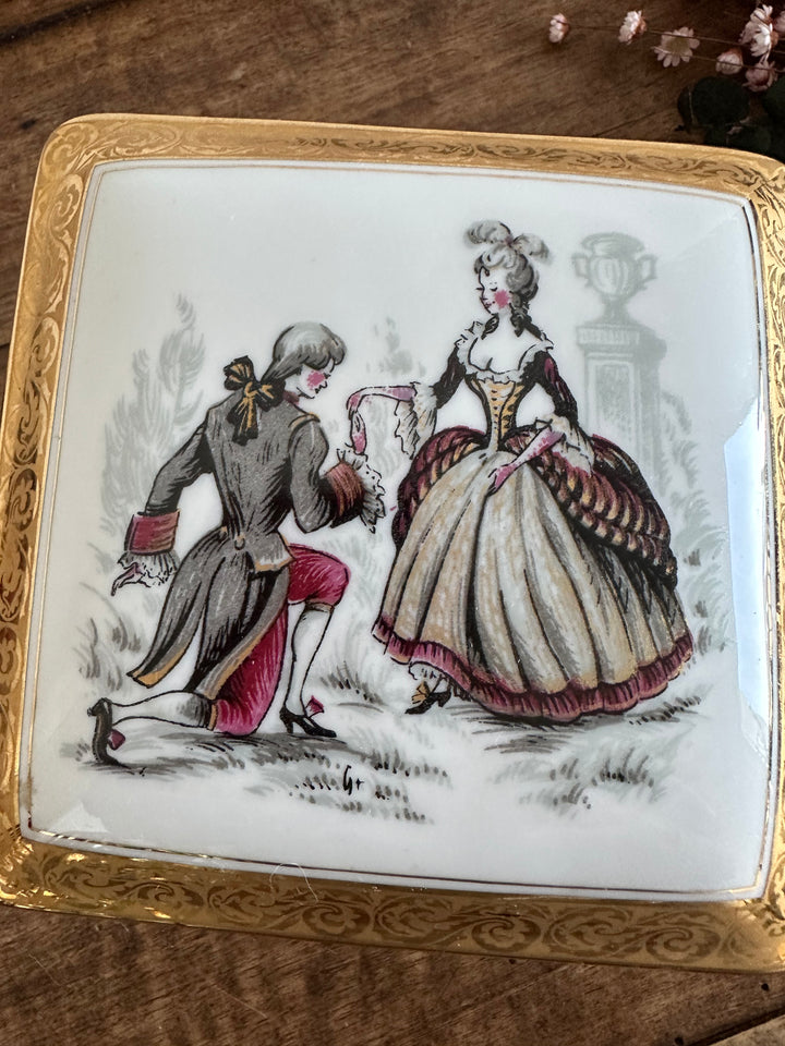 Boite en porcelaine Limoges sur pieds carrés motifs scène d'époque