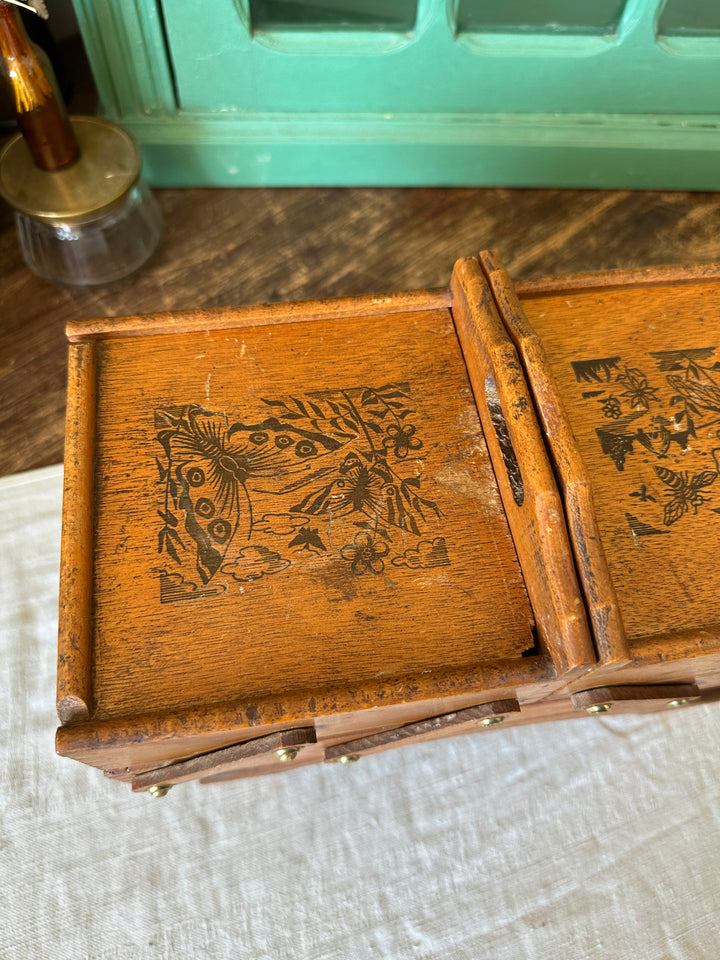 Travailleuse de table en bois avec gravures décoratives