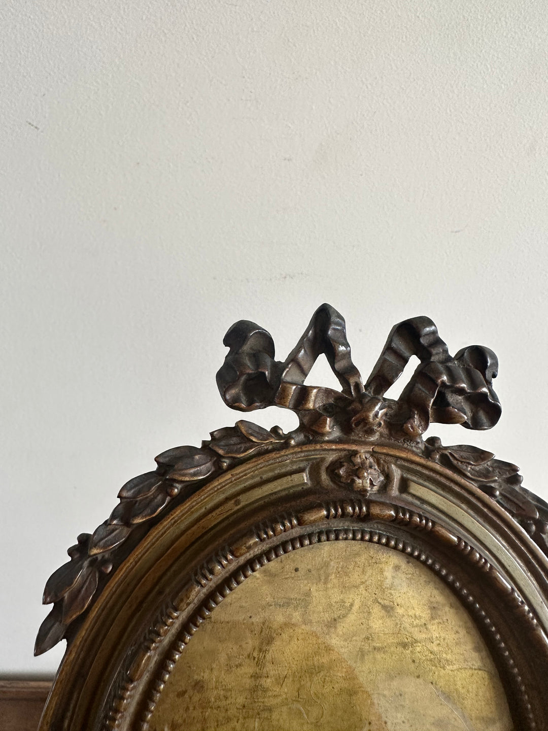 Cadre photo Napoléon III rond en bronze noeud sur fronton