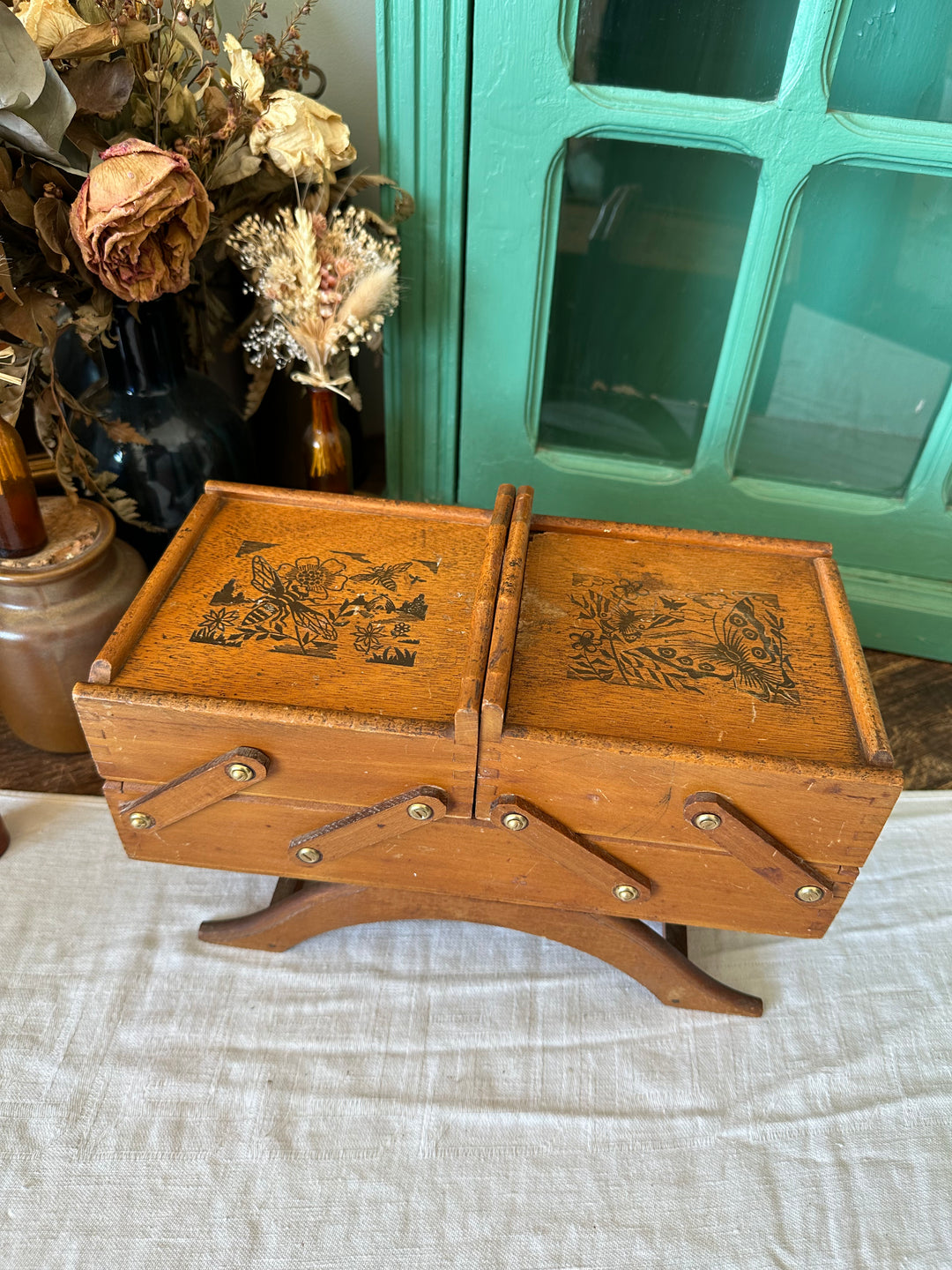 Travailleuse de table en bois avec gravures décoratives