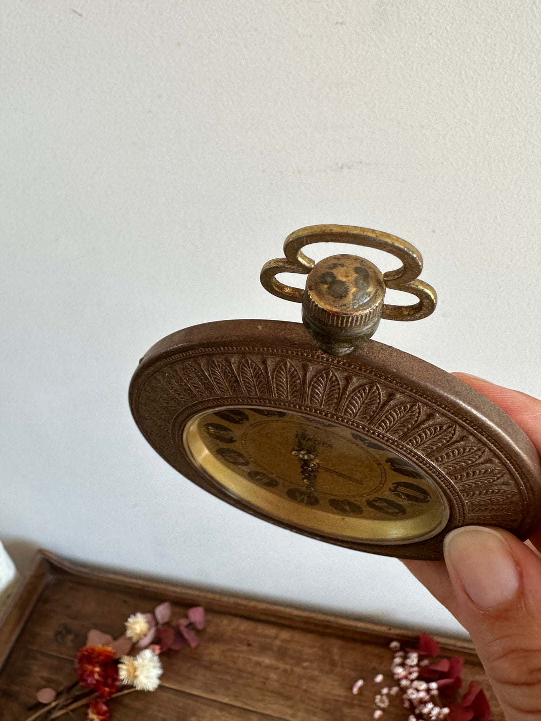 Réveil matin sur pied Europa en métal doré