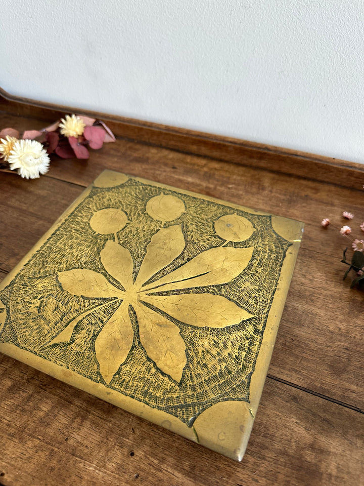 Dessous de plat signé AF en laiton motifs feuilles