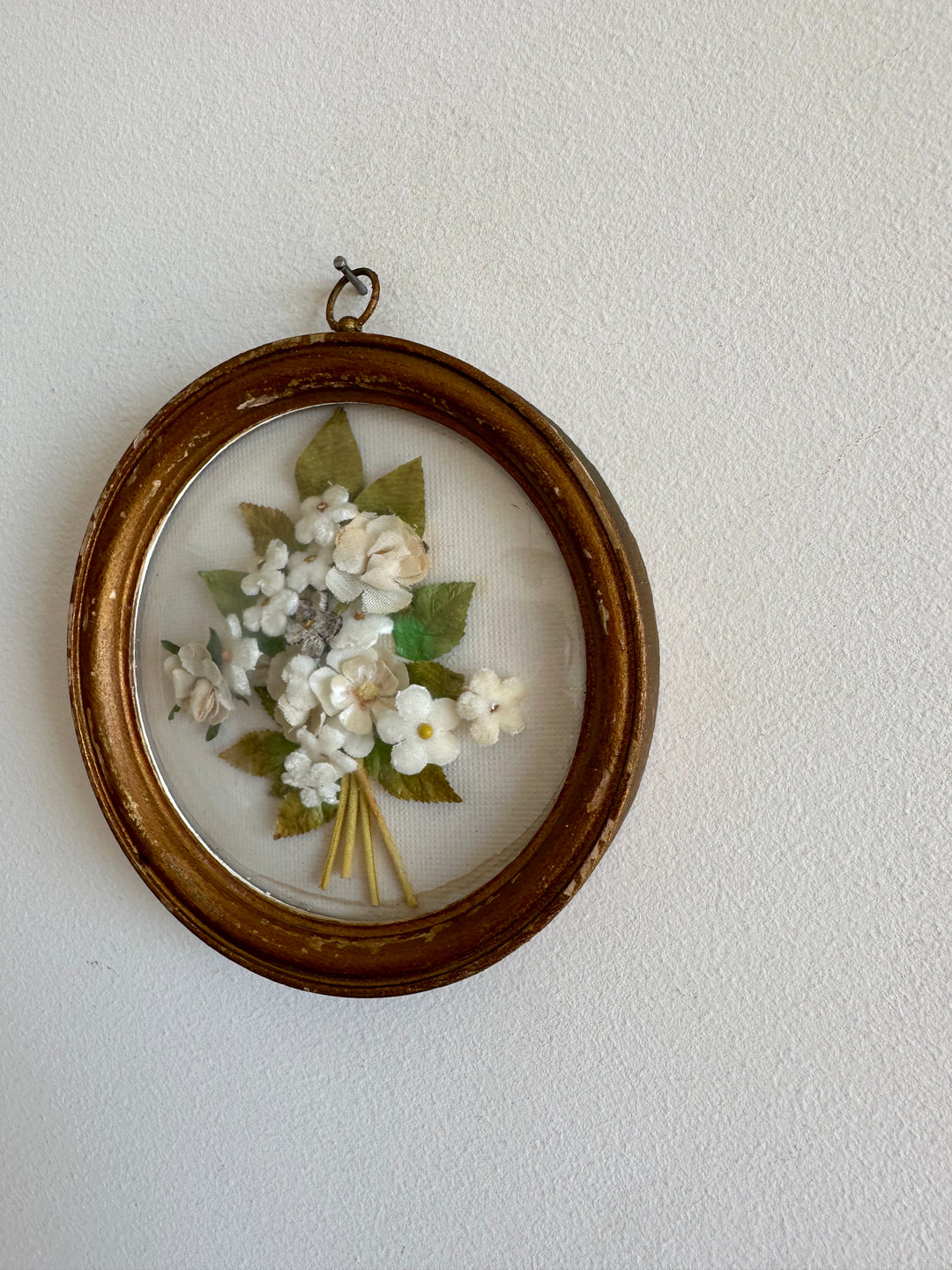 Fleurs en tissu sous verre bombé fond blanc cadre en bois doré