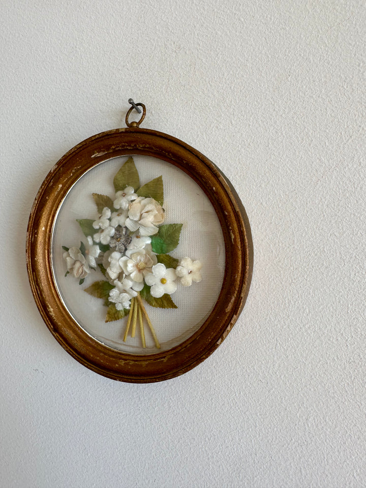 Fleurs en tissu sous verre bombé fond blanc cadre en bois doré