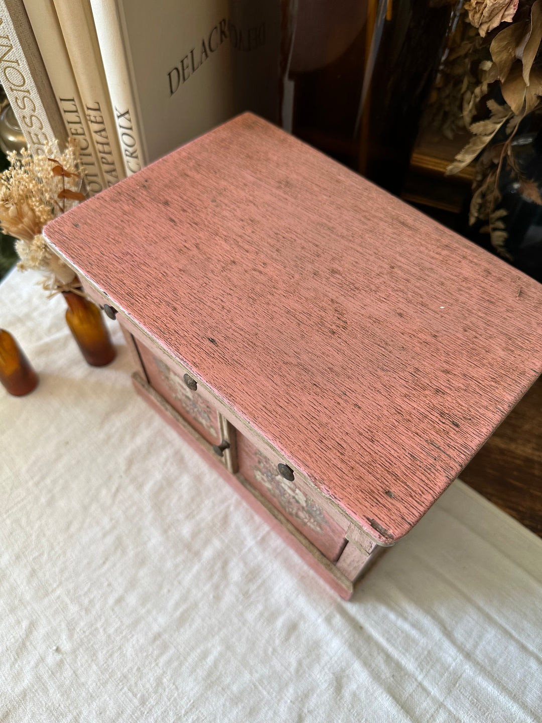 Coffre en bois artisanal peint en rose décoré de fleurs blanches