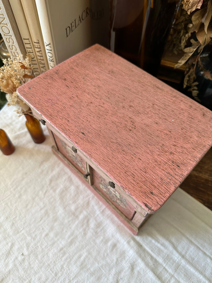 Coffre en bois artisanal peint en rose décoré de fleurs blanches