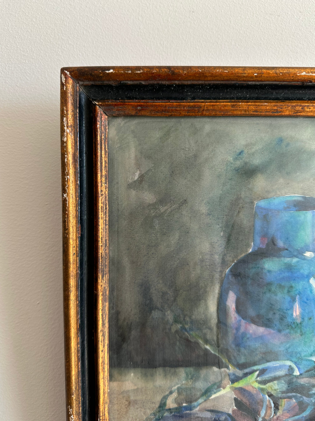 Peinture fleurs roses sur fond bleu cadre en bois bleu et or