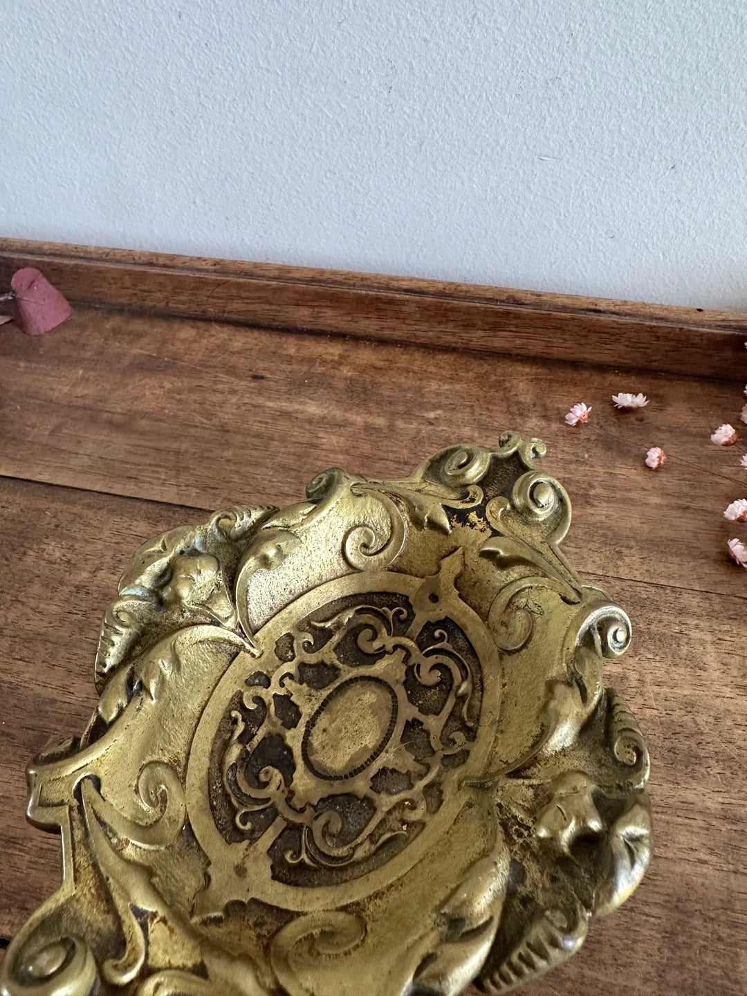 Vide poche sur pied en bronze ornement gothiques