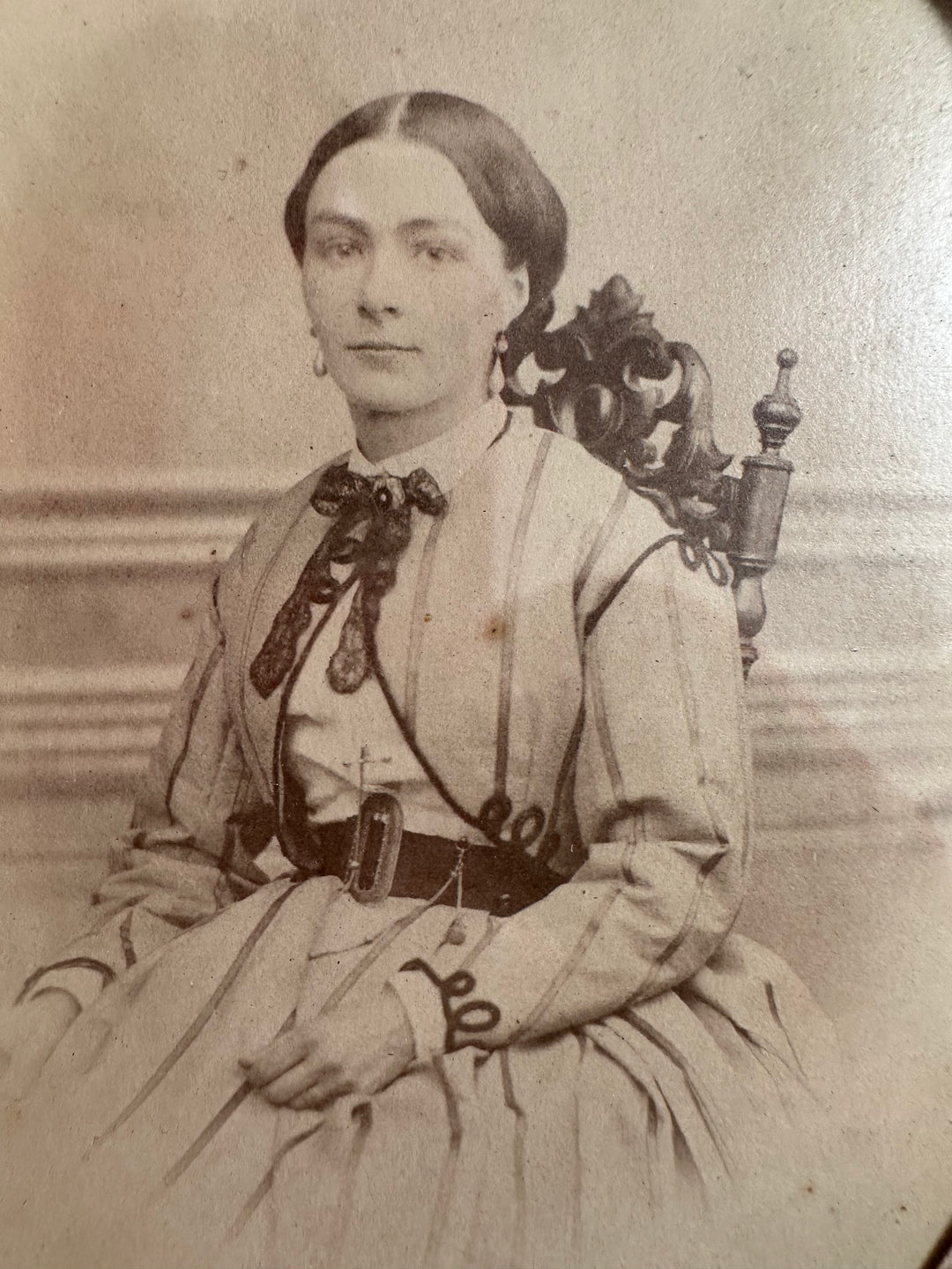 Portrait jeune femme assise dans son cadre doré à la feuille d'or.