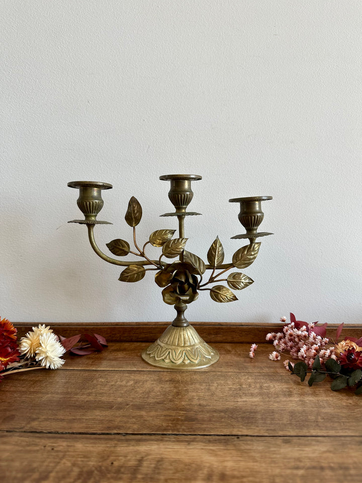Chandelier à trois branches orné de roses sculptées