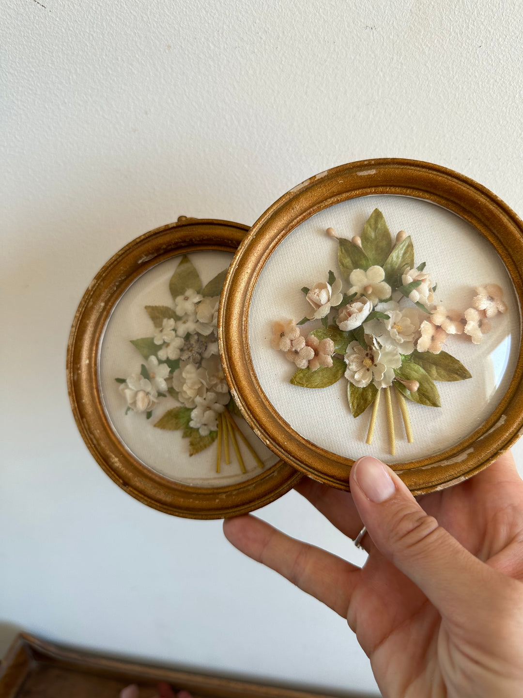 Fleurs en tissu sous verre bombé fond blanc cadre en bois doré