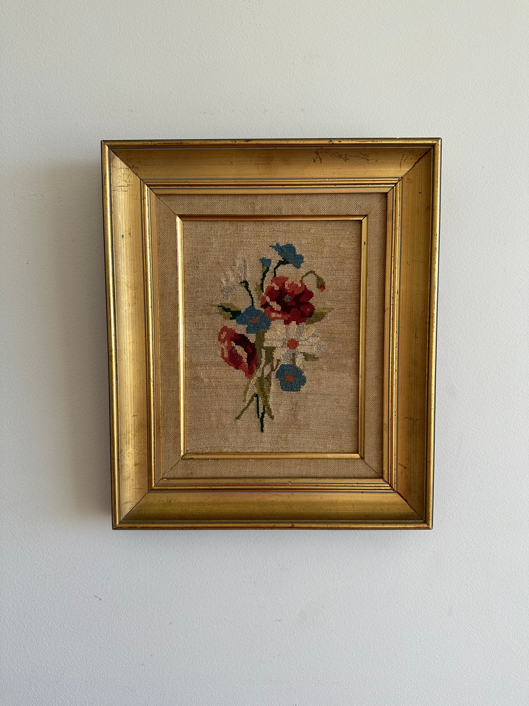 Broderie fleurs roses et bleues dans cadre doré début XX ème