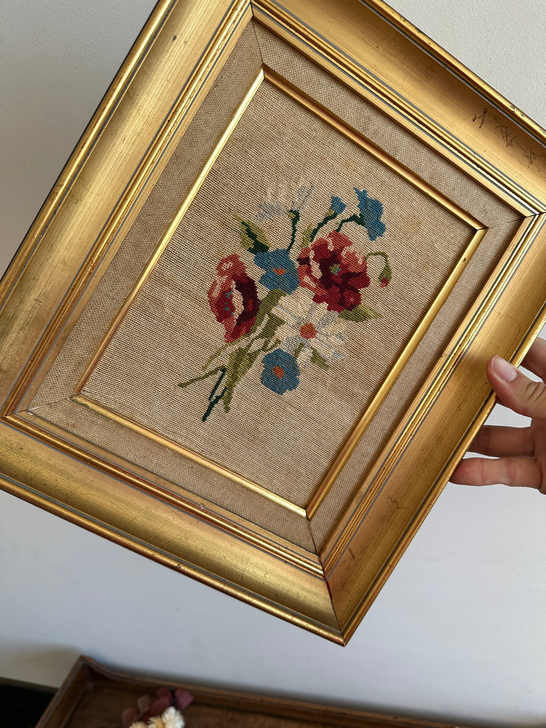 Broderie fleurs roses et bleues dans cadre doré début XX ème